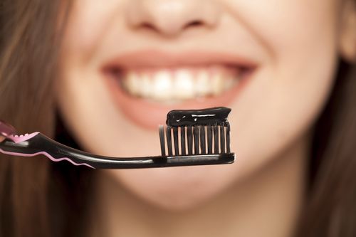 Aktiivihiili - vaaleammat hampaat mustasta jauheesta johtuen? Kaikki tiedot!