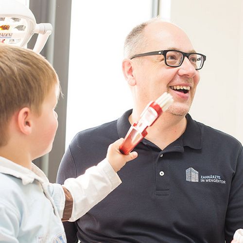 Mitä hyötyä ammattimaisesta hampaanpuhdistuksesta on? Hammaslääkäri ulm hans-georg stromeyer